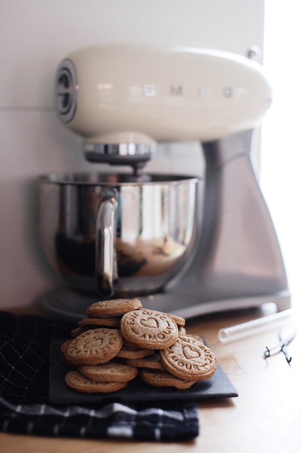 Smeg SMF02CRUK Stand Mixer, Cream